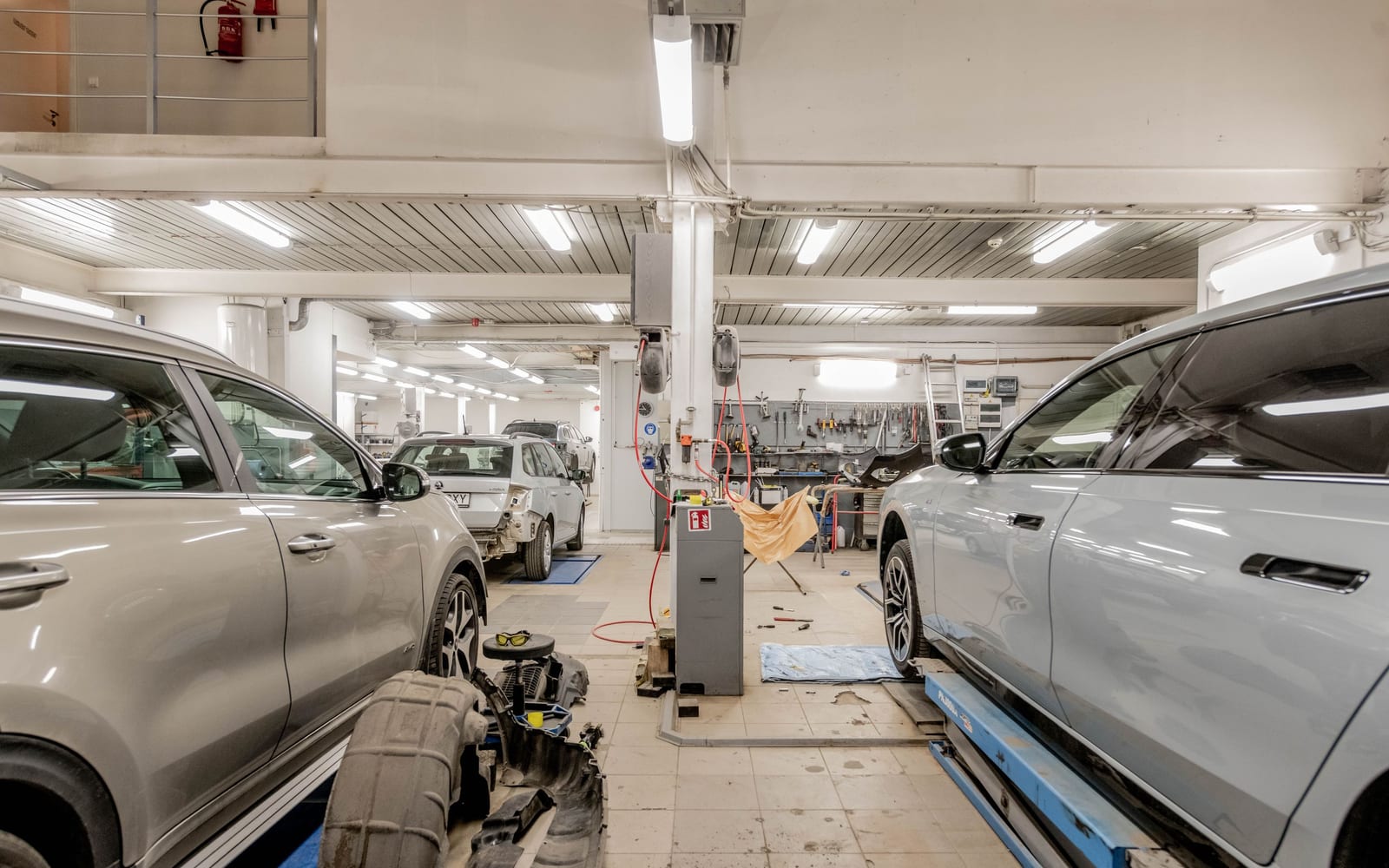 Several vehicles raised on workshop lifts being diagnosed at once