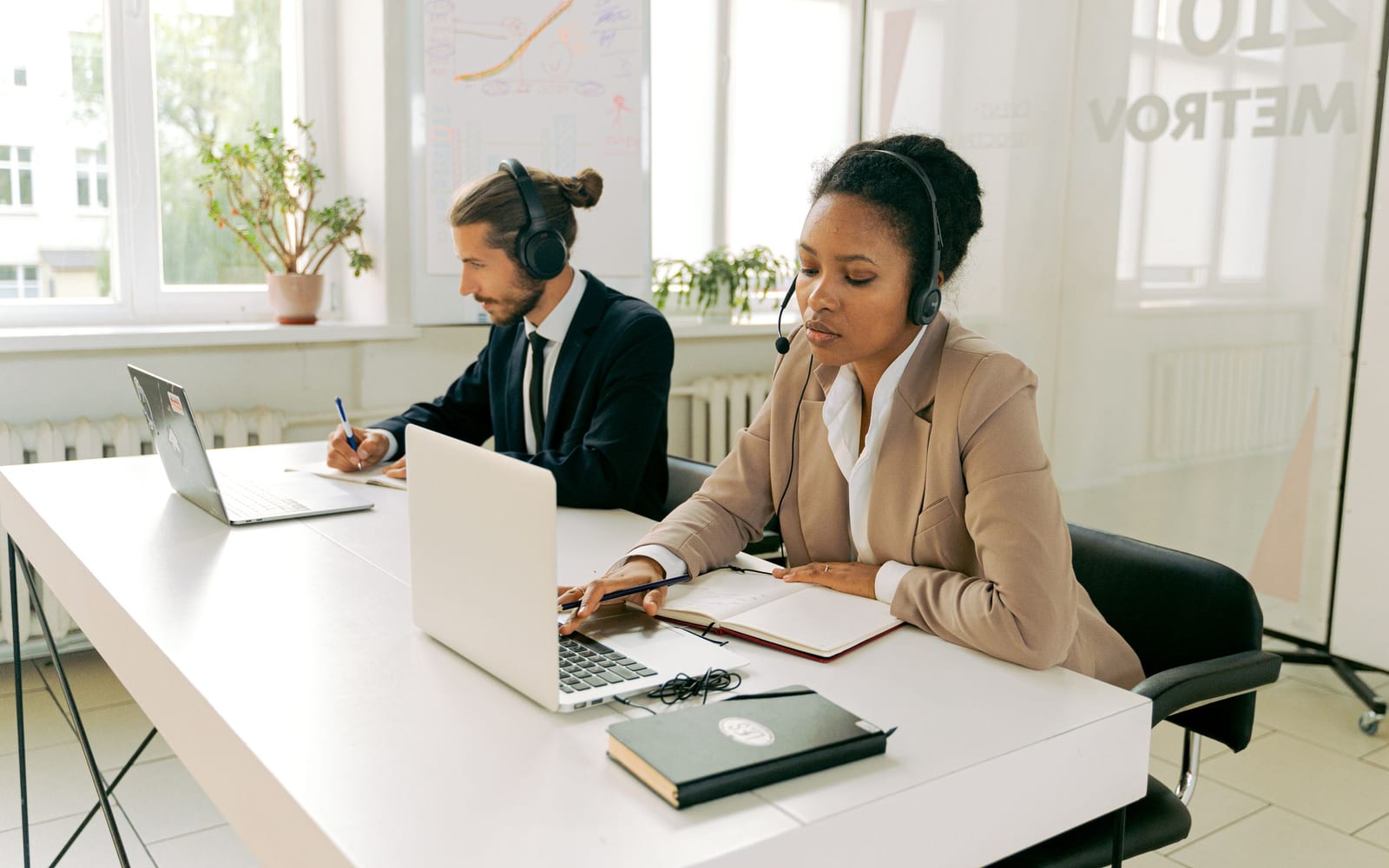 A service agent working with a headset in a contact centre.