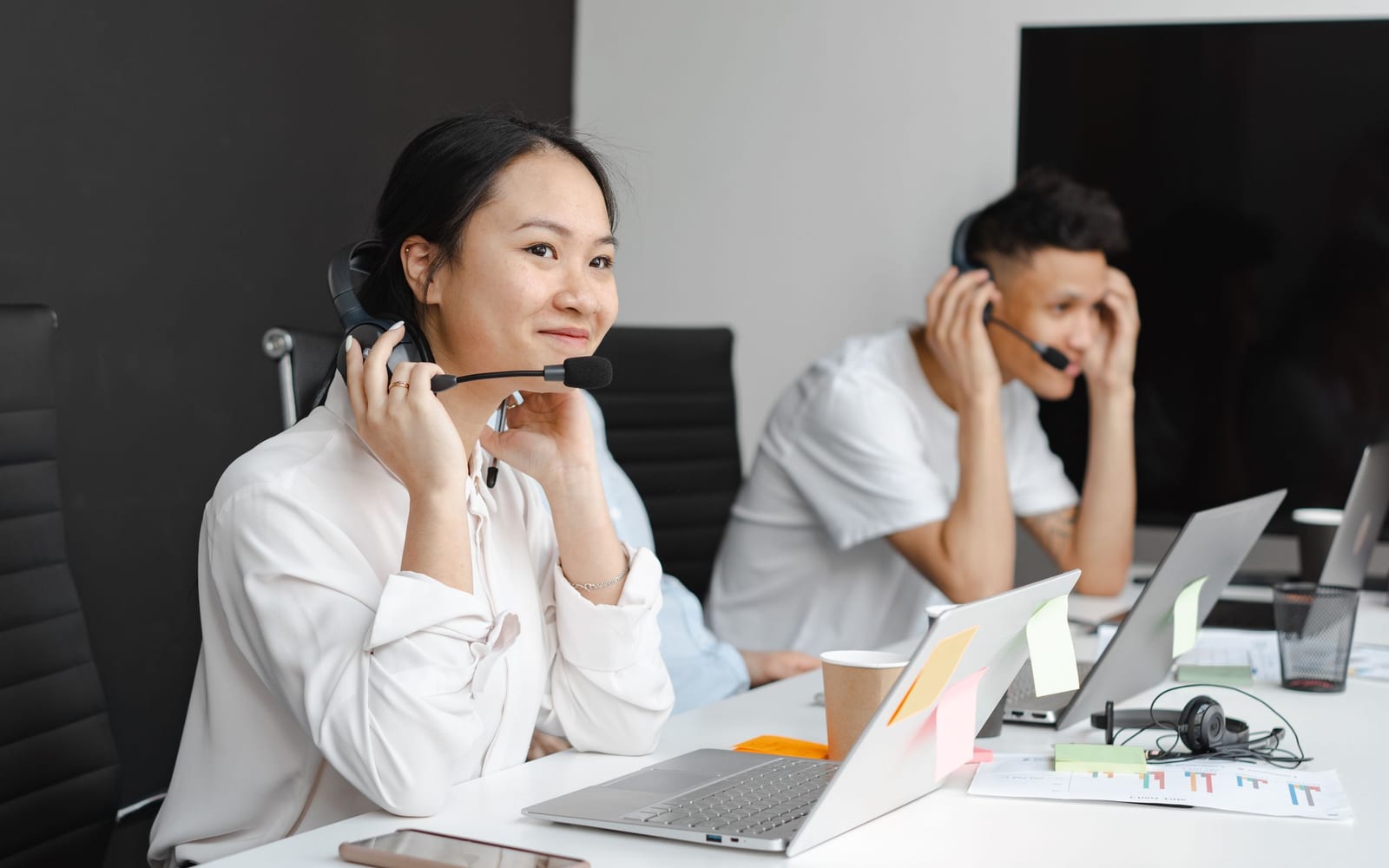 A service agent working with a headset in a contact centre.