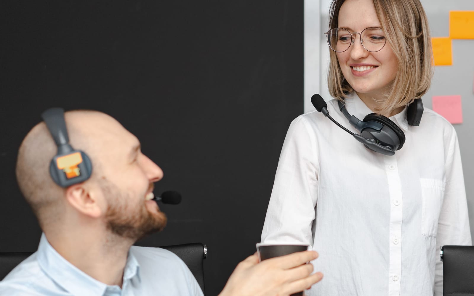 A service agent working with a headset in a contact centre.