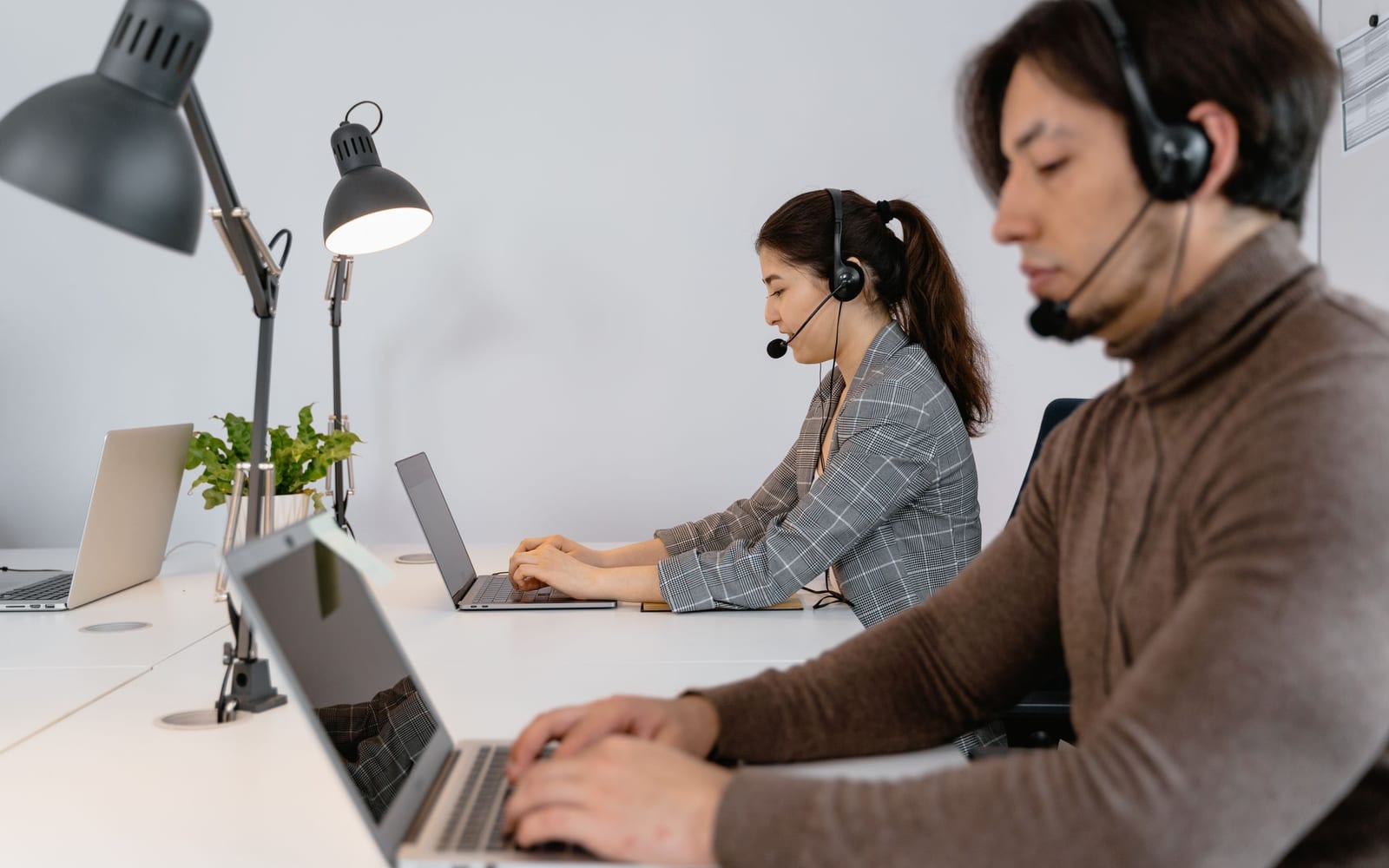 A service agent working with a headset in a contact centre.