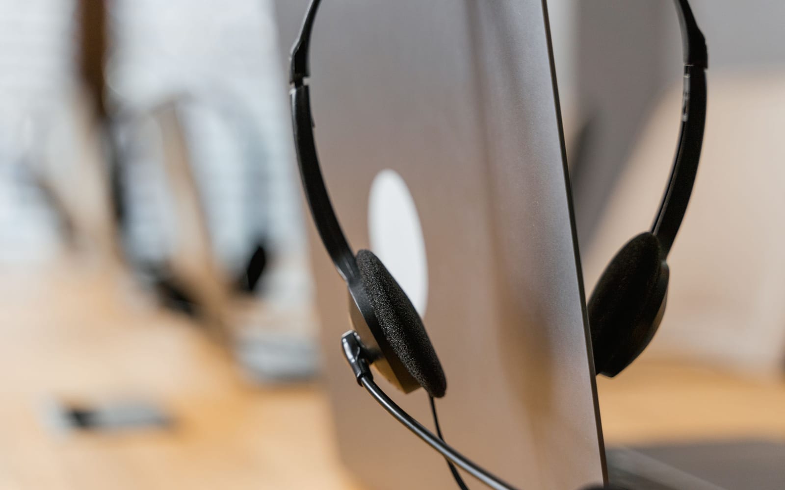 A service agent working with a headset in a contact centre.