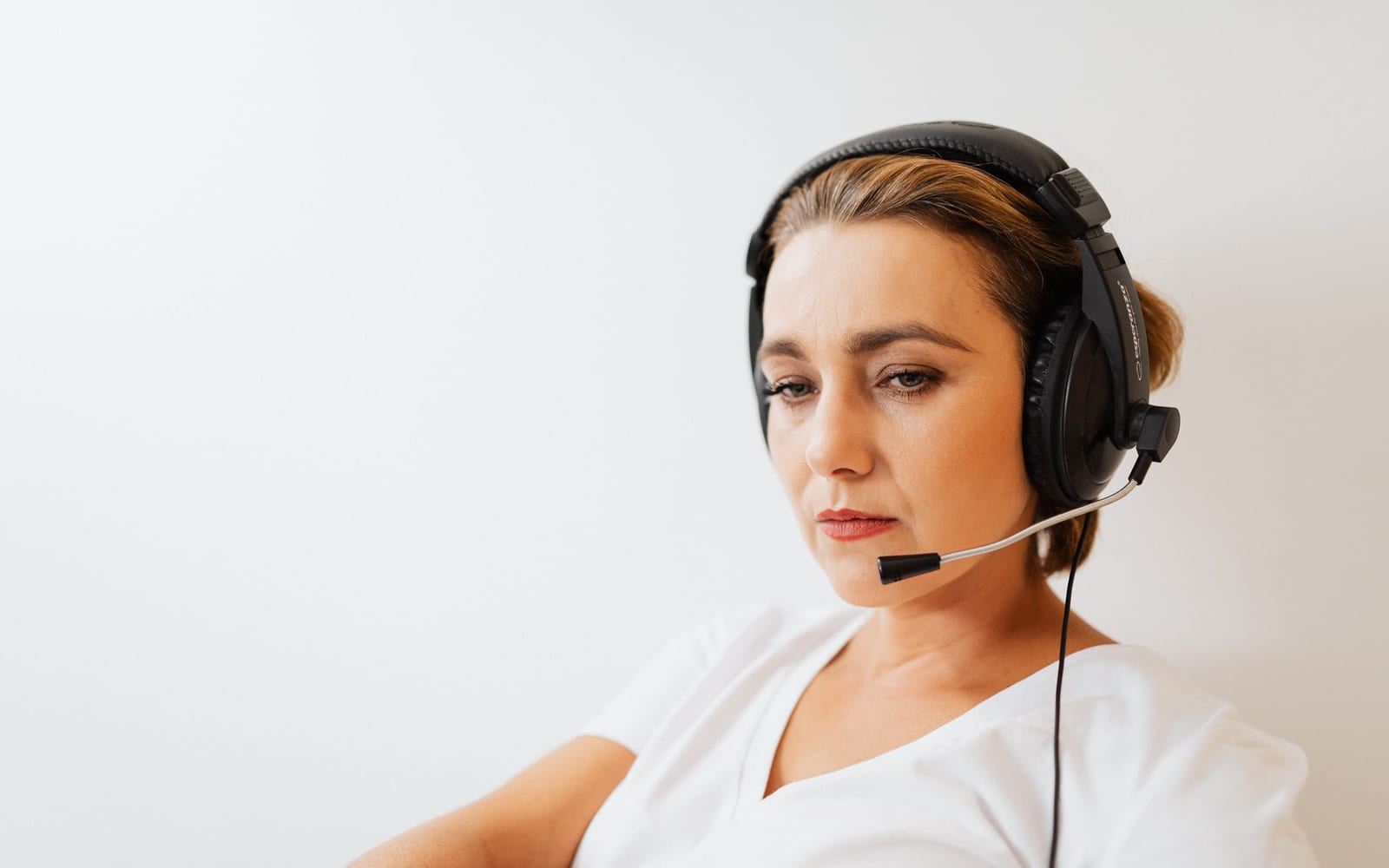 A service agent working with a headset in a contact centre.