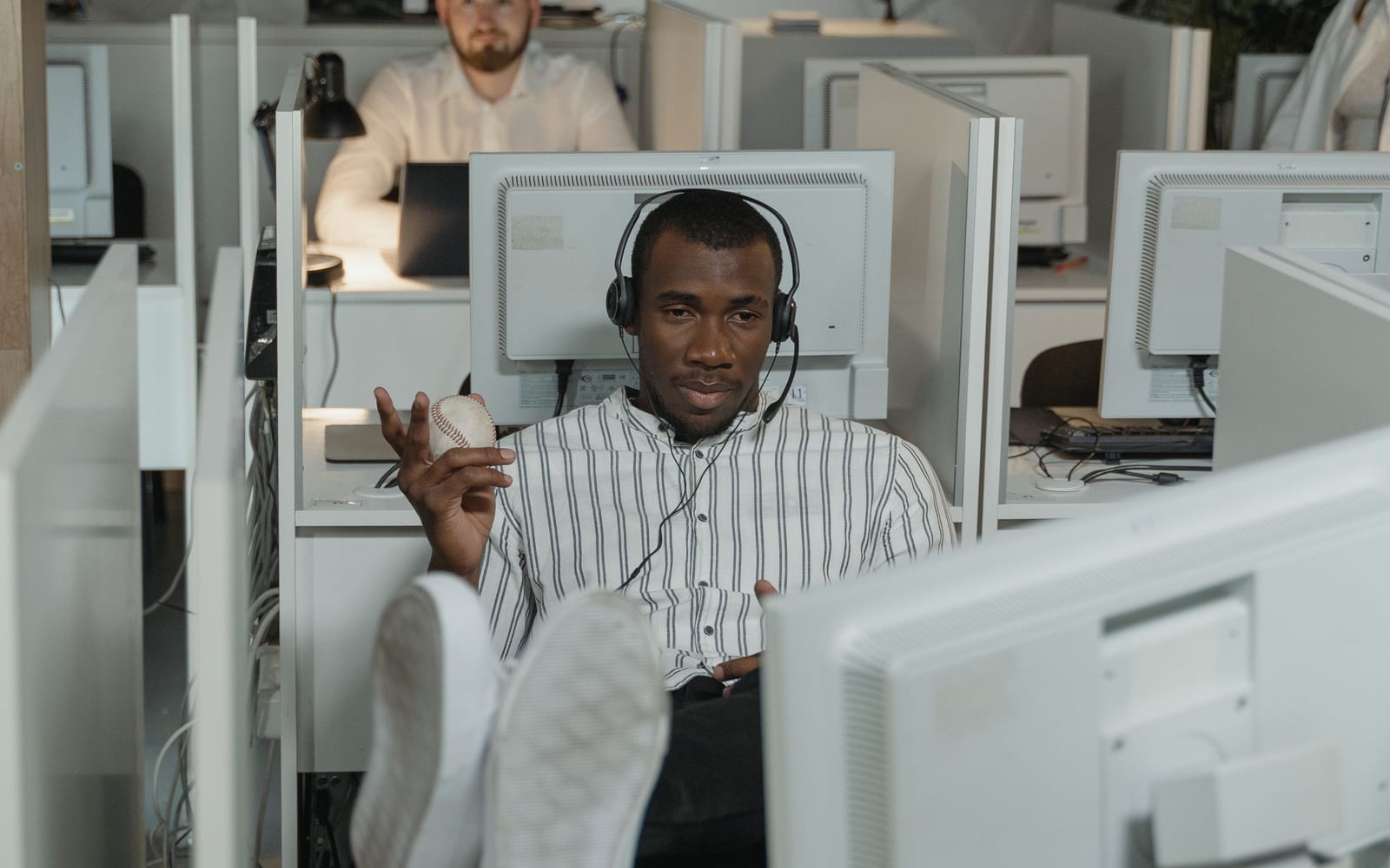 A service agent working with a headset in a contact centre.