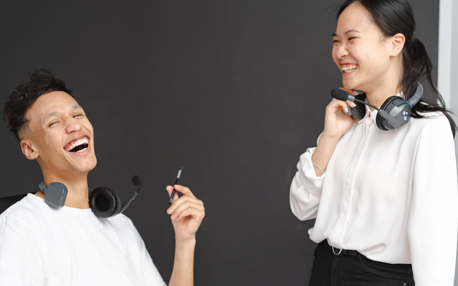 A service agent working with a headset in a contact centre.